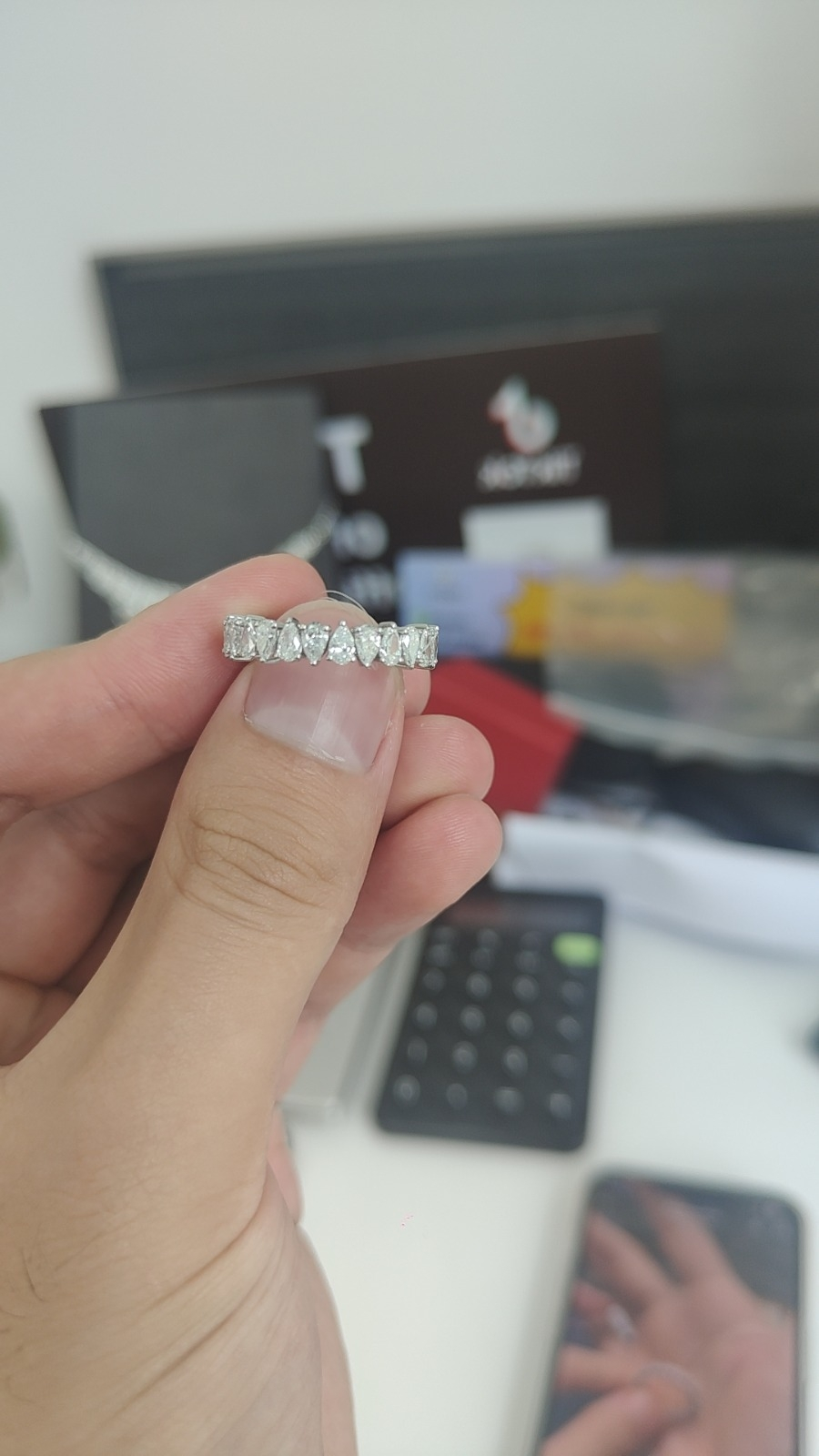 Pear-shaped diamond band