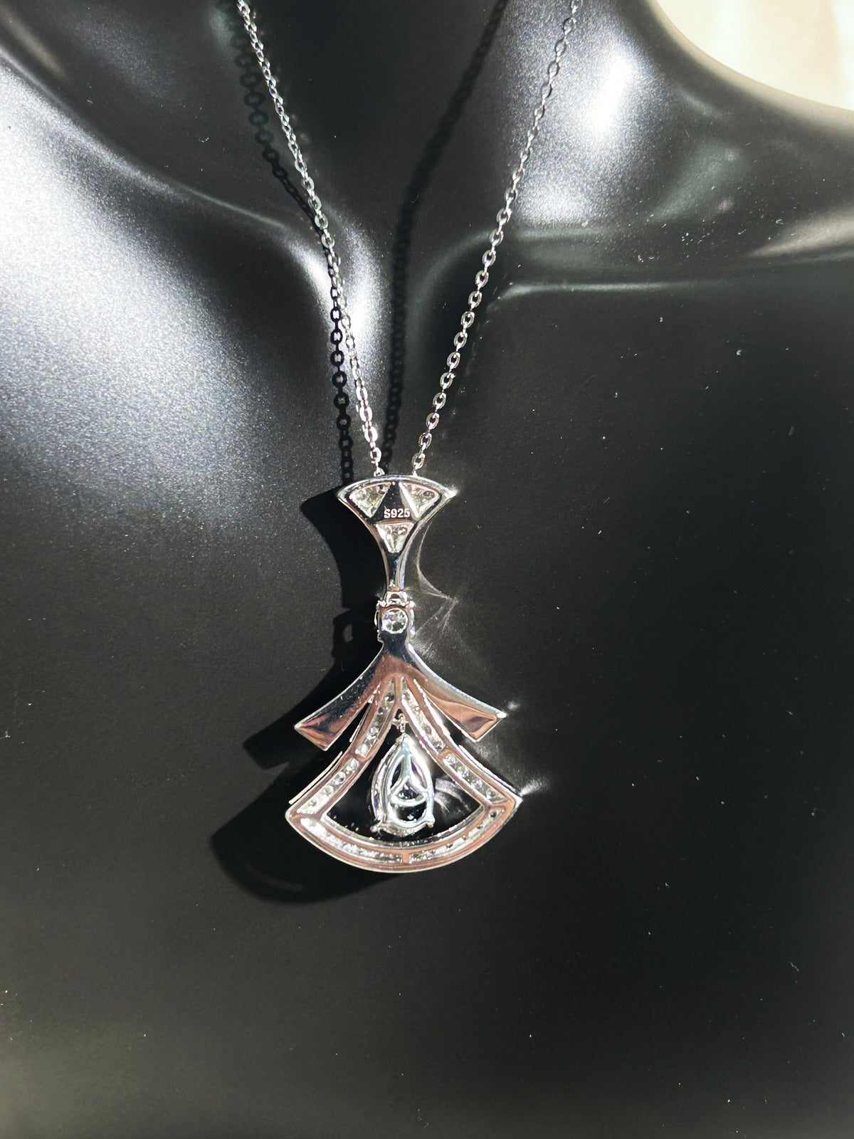 Oval Cut Lab Grown Sapphire Pendant Necklace, 2.5ct Center Stone in S925 Silver