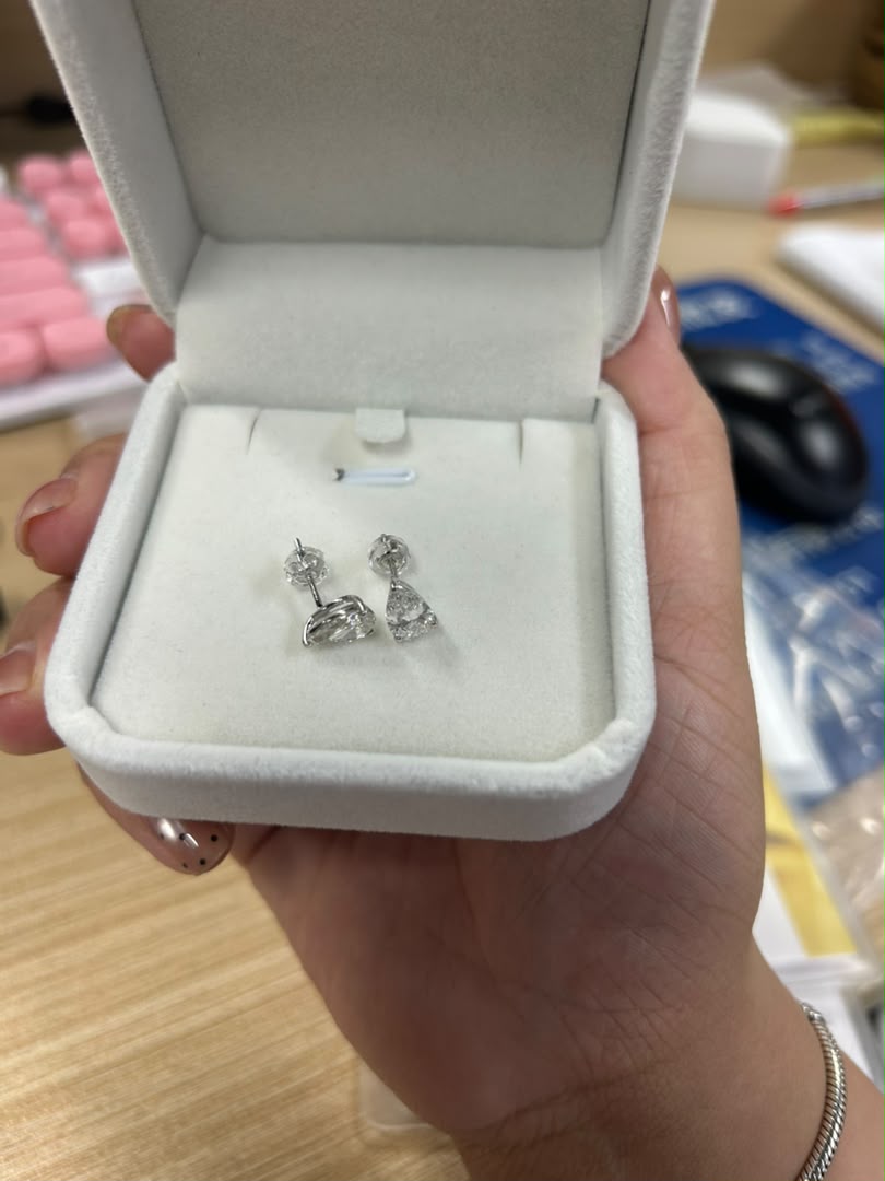 Mey-2-carat earrings with sliver