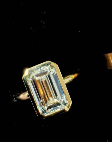Hector-4ct Emerald Ring Bezel